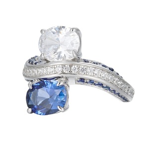 Argent 925 plaqué or 18 carats avec un design bicolore croisé bleu et blanc associant des saphirs et diamants de laboratoire empilés - Product Image 2