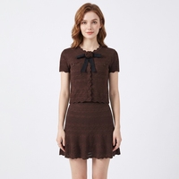 Ensemble deux pièces pour femme : Cardigan court à col rond et manches courtes en maille respirante, couleur unie, avec nœud, et mini-jupe trapèze taille haute au-dessus du genou