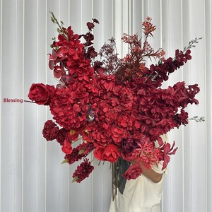 ดอกไม้ผ้าไหมสีแดงสำหรับตกแต่งสถานที่จัดงานแต่งงานแบบจีน ประดับด้วยดอกกุหลาบ ไฮเดรนเยีย กล้วยไม้ และดอกคามิลเลีย - Product Image 2