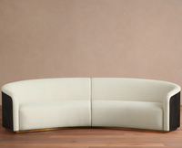 Canapé modulaire moderne en forme de croissant, revêtement en bouclette crème, accents en bois cannelé, base en métal, section incurvée de style Japandi