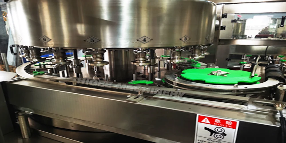 Οι φρέσκες καρύδες ποτίζουν την κονσερβοποιημένη πλήρωση ποτών γάλακτος καρύδων μηχανών κονσερβοποίησης συρράπτοντας τη μηχανή μαρκαρίσματος μηχανών
