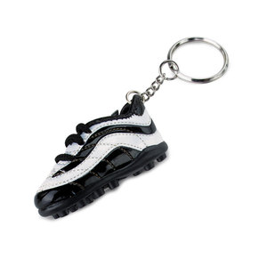 Llavero de Zapato de Fútbol, Diseño Deportivo en Miniatura en Blanco y Negro, Regalo Promocional - Product Image 1