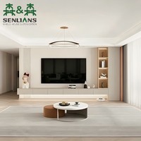 Meuble TV mural crème de luxe discret avec panneau en pierre frittée, console flottante LED sous l'armoire et tour d'étagères en bois