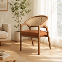 Fauteuil en bois avec dossier en rotin, hauteur totale 82 cm et hauteur d'assise 45 cm, assise rembourrée en mousse haute densité, pieds effilés