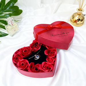 Ювелирный набор Muses Jewels: модное колье с персонализированным дизайном, экологичное, в форме сердца, с красными акриловыми розами-мылами, для Дня святого Валентина - Product Image 2