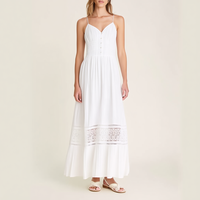 Robe longue évasée blanche pour femme, style bohème et de villégiature, personnalisée, à bretelles spaghetti, col en V, devant boutonné, taille smockée, avec garniture à découpes ajourées et coupe trapèze