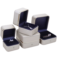 Boîte à bijoux carrée en cuir PU velours, LOGO personnalisé, ligne dorée, boutons dorés, personnalisé, 50 pièces