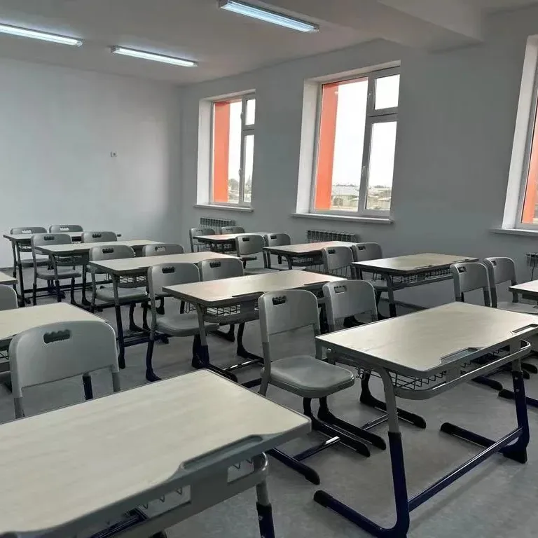 अनुकूलन योग्य डिजाइन आधुनिक ऊंचाई समायोज्य डेस्क छात्र कक्षा पीपी प्लास्टिक कुर्सी स्कूल सेट के लिए