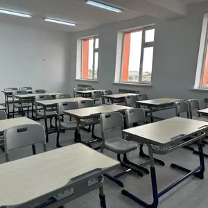 Personalizzabile progettato moderna altezza regolabile scrivania studente aula PP sedia di plastica per la scuola Set