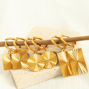 Conjunto de Collar con Colgante de Acero Inoxidable Chapado en Oro Estilo Europeo Americano, Joyería Unisex con Forma de Corazón, Mariposa, Redondo y Geométrico - Product Image 2