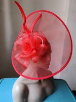 Chapeau Fascinator en Maille Surdimensionné avec Plumes et Roses pour la Course, Vente en Gros