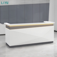 Bureau d'accueil moderne en bois blanc avec bande lumineuse LED et comptoir incurvé pour les bureaux, les halls d'accueil, les hôtels et les hôpitaux
