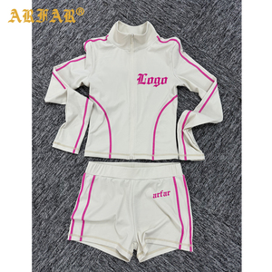 Completo da donna Y2K personalizzabile con logo, all'ingrosso, con giacca crop top aderente con cerniera in metallo e pantaloncini, set due pezzi - Product Image 3