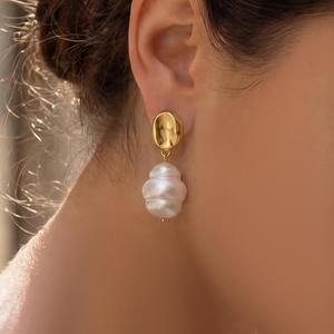 Pendientes de perlas irregulares de acero inoxidable, chapados en oro de 18 quilates, antideslustre, joyería minimalista de lujo para mujer - Product Image 1