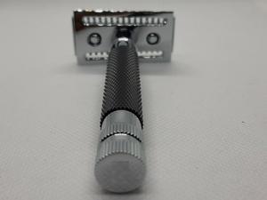 Maquinilla de afeitar de seguridad para hombre de etiqueta privada con hoja de doble filo de acero inoxidable y mango de latón metálico personalizable - Product Image 2