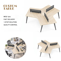 Bureau de travail en cluster pour trois personnes, avec plateau en bois profilé, cloison de bureau, pieds noirs inclinés, poste de travail cloisonné
