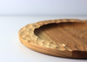 Assiette de service ronde en bois de chêne, bord texturé sculpté à la main, artisanale, écologique, biodégradable, OEM personnalisé, Vietnam, hôtel, restaurant - Product Image 3