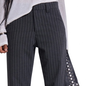 Pantalones de traje de mujer de moda al por mayor, de tiro bajo, holgados, estilo relajado, gris con rayas finas, corte bootcut apilado - Product Image 6