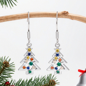 Boucles d'oreilles colorées en forme d'arbre de Noël pour femmes, style féerique festif, boucles d'oreilles cadeau pour fête de Noël - Product Image 5