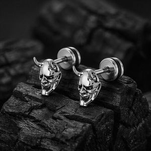 Boucles d'oreilles clous en acier chirurgical 316L, motif Masque Hannya Japonais, finition PVD Or, visage de démon Oni, bijoux de piercing pour Tragus et Hélix - Product Image 1