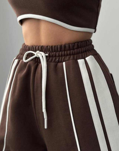 Fabricante de Sudaderas con Cremallera Cortas Personalizadas para Mujer y Pantalones Deportivos Acampanados de Algodón, Fabricante de Conjuntos Deportivos Holgados de Diseño - Product Image 5