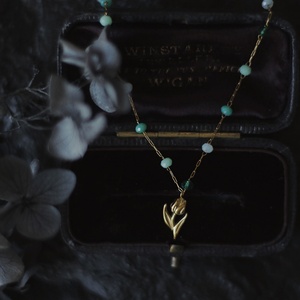 Collar con Colgante de Flor de Tulipán con Piedras Preciosas Naturales Verdes, Estilo Vintage, Chapado en Oro, para Mujer - Product Image 2