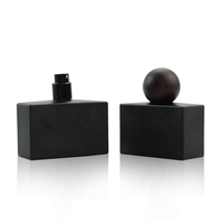 Vente en gros de flacons de parfum carrés noirs de 50ml flacon pulvérisateur d'atomiseur de parfum vide avec couvercle en bois