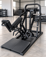 Machine à ramer à charge libre SK-NTK-22 avec support de poitrine, plateforme pour les pieds, poignées chromées et bras de mouvement rouges pour usage en salle de sport