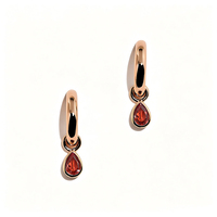 Pendientes de Aro Gemnel Apilables y Desmontables con Dije de Pera, Circonita Cúbica de Granate Brillante y Baño Multicolor para Estilo de Oreja en Capas