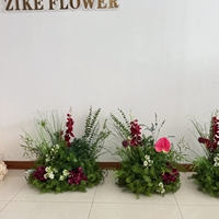 Décoration florale d'allée de mariage en verdure, arrangements floraux au sol en herbe artificielle, centre de table de cérémonie en fleurs artificielles bordeaux