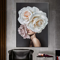 Affiche sur toile moderne minimaliste avec des roses en plumes, art mural scandinave, peinture créative de tête de femme avec des fleurs