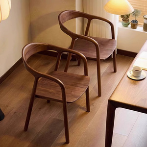 Table à manger en bois massif de conception moderne nordique et chaises de dossier de couleur noyer Chaises Shumet de bureau d'étude à domicile - Product Image 1