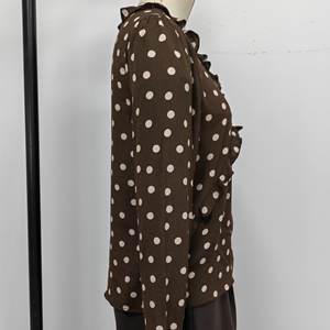 Camisa de <span class=keywords><strong>mujer</strong></span> <span class=keywords><strong>extra</strong></span> grande Camisa elegante con estampado de lunares con cuello en V Vendedor caliente Camisa elegante linda de talla grande - Product Image 4