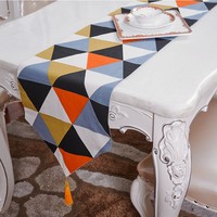 Chemin de table de style européen moderne, simple, vivant, chaud, tendance, pratique, durable, nappe personnalisée