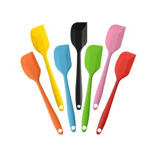 Vente d'usine soutien spatules personnalisées coloré antiadhésif résistant à la chaleur Silicone spatule couleur cuisson pâtisserie gâteau pelle outils