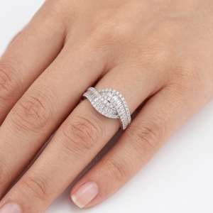 Anillo Cruzado de Oro Blanco Sólido de 18K con Diamantes Naturales Redondos y Baguette, Engaste de Canal de Dos Bandas, Personalizado OEM ODM - Product Image 4