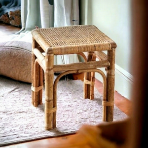 Taburete Cuadrado de Bambú Estilo Cabaña Moderna, con Asiento Tejido de Rafia Rústica, Ecológico y Ligero, para Sala de Estar, Cocina, Apartamento - Product Image 1