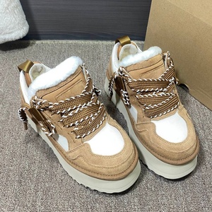 Bottes d'hiver unisexes de luxe Uggs, bottes de neige tendance et élégantes, chaudes et confortables en cuir et laine, hauteur de la cheville, semelle intérieure en PU - Product Image 3