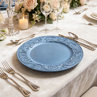 Assiettes de présentation de luxe dorées Wojia 13 pouces, bordure florale en relief, en plastique thermolaqué pour la décoration de table d'hôtel, de banquet et d'événements