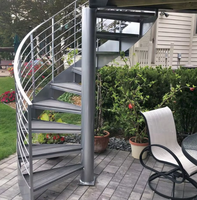 Escalier hélicoïdal personnalisé Prima, structure en acier gainant d'espace avec marches en chêne pour la rénovation intérieure de villa duplex