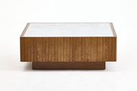 Table basse carrée moderne en chêne et béton avec plateau en mosaïque à carreaux et base en bois cannelé pour salon