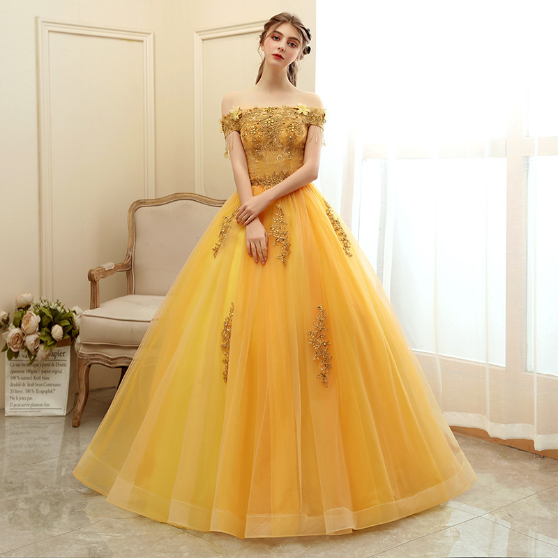 Robe dorée à épaules dénudées