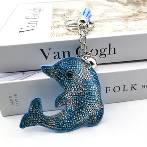 Ciondolo a catena per borsa con delfino in velluto coreano creativo, con strass termoadesivi a forma di animale cartone animato e motivo a delfino - Product Image 2