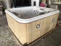 Piscine Jacuzzi, spa et bain à remous pour 4 personnes, bain à remous de luxe, spa extérieur privé, baignoire rectangulaire de massage.