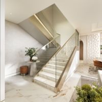 Escalier en acier à double poutre avec marches et main courante en acier inoxydable pour décoration intérieure