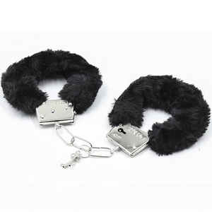Menottes en fausse fourrure BDSM pour les poignets, les chevilles et les mains, pour les jeux préliminaires pour adultes - Product Image 1