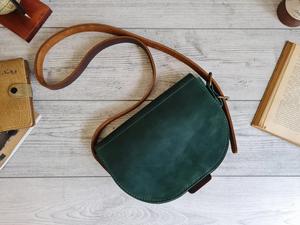 Sac bandoulière personnalisé en cuir vert pour femme, petit sac à main fait main, cadeau pour elle - Product Image 1