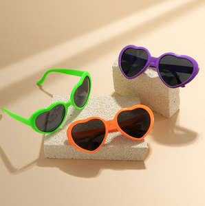 Lunettes de soleil Love en forme de coeur avec yeux teintés noirs Lunettes de soleil à monture rétro féminine <span class=keywords><strong>extra</strong></span>-large à la mode et cool - Product Image 2