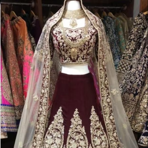 ATIYA LIBAS Lehenga Choli de Terciopelo y Seda con Bordado Zardozi, Traje de Novia Indio-Pakistaní de Diseñador, Última Moda 2019 - Product Image 4