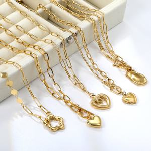 Collier Pendentif Cœur Creux en Acier Inoxydable Plaqué Or 18 carats PVD, Breloque Trombone, Bijoux de Mode Personnalisés en Gros pour Femmes - Product Image 1